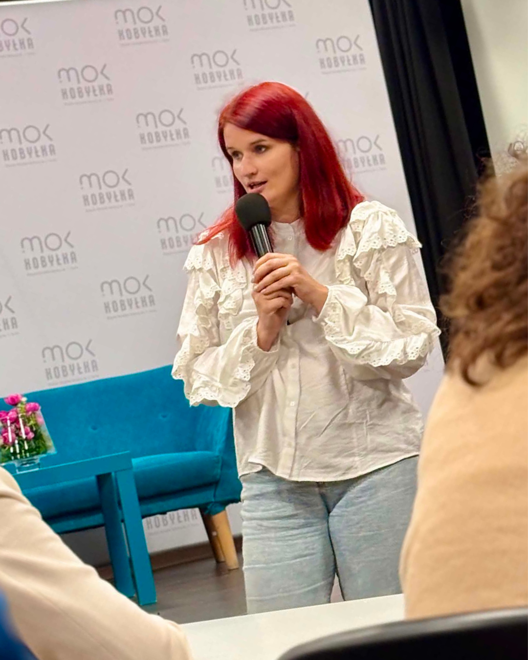 Gosia podczas wystąpienia o komunikacji marki
